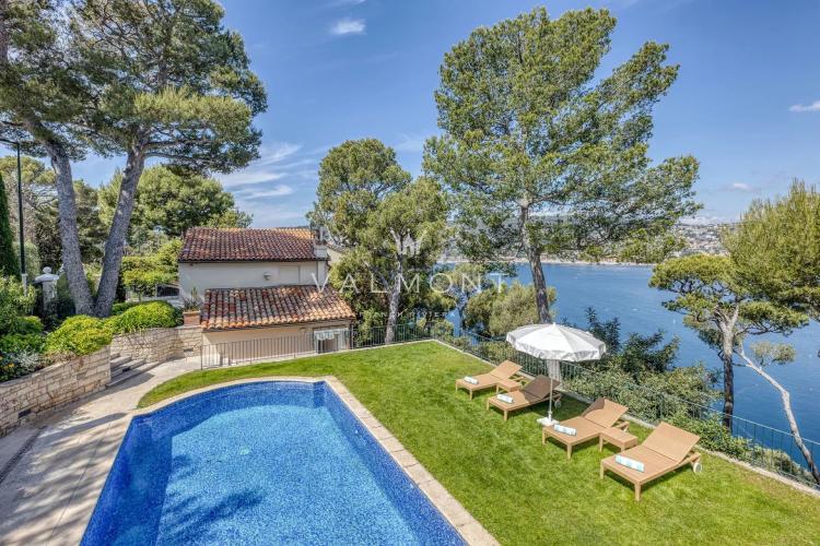 ELEGANTE VILLA AVEC UNE VUE IMPRENABLE SUR LA MER