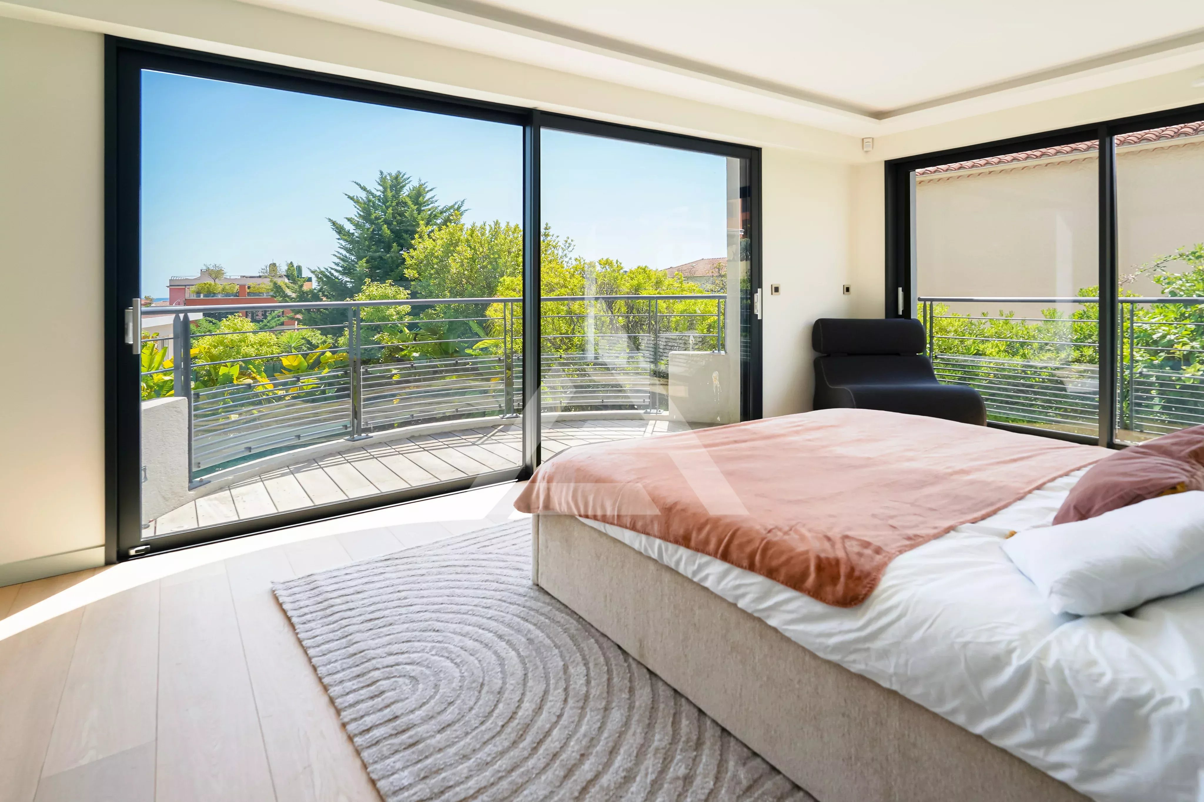 SAINT-JEAN-CAP-FERRAT - APPARTEMENT/VILLA - STATIONNEMENT
