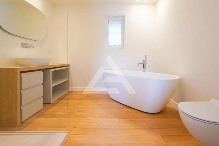 VILLA CONTEMPORAINE ENTIEREMENT RENOVEE - VILLEFRANCHE SUR MER - PISCINE