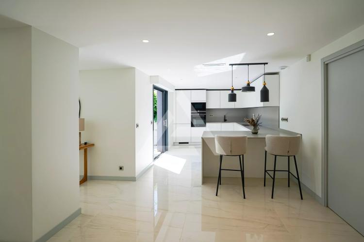 SAINT-JEAN-CAP-FERRAT - APPARTEMENT/VILLA - STATIONNEMENT