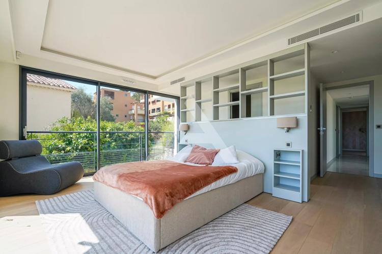 SAINT-JEAN-CAP-FERRAT - APPARTEMENT/VILLA - STATIONNEMENT