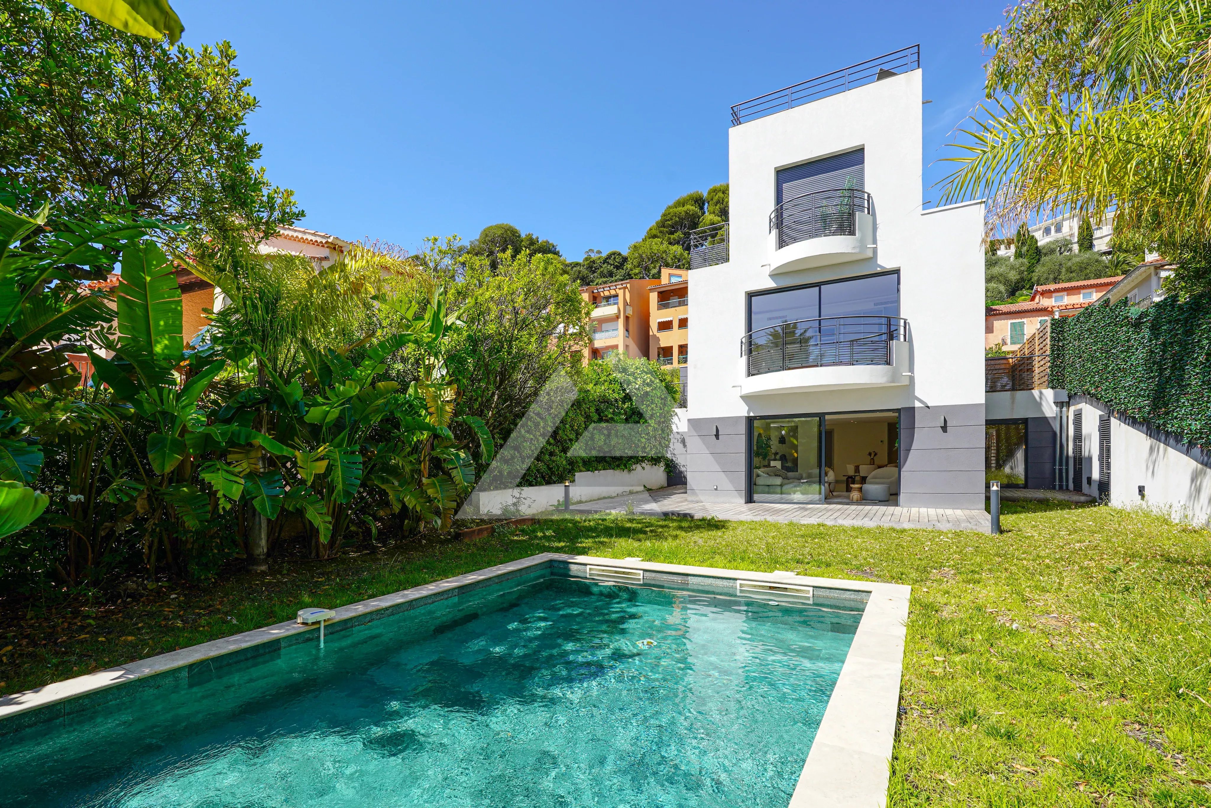 SAINT-JEAN-CAP-FERRAT - APPARTEMENT/VILLA - STATIONNEMENT