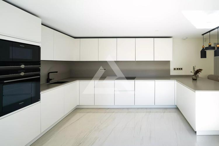 SAINT-JEAN-CAP-FERRAT - APPARTEMENT/VILLA - STATIONNEMENT